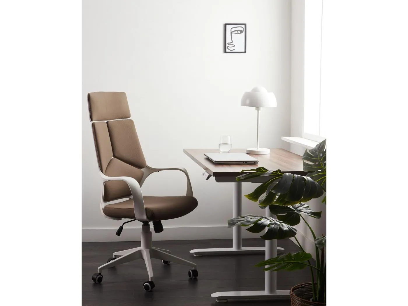 Bürostuhl braun höhenverstellbar mit Armlehnen bremsbaren Rollen modern Delight