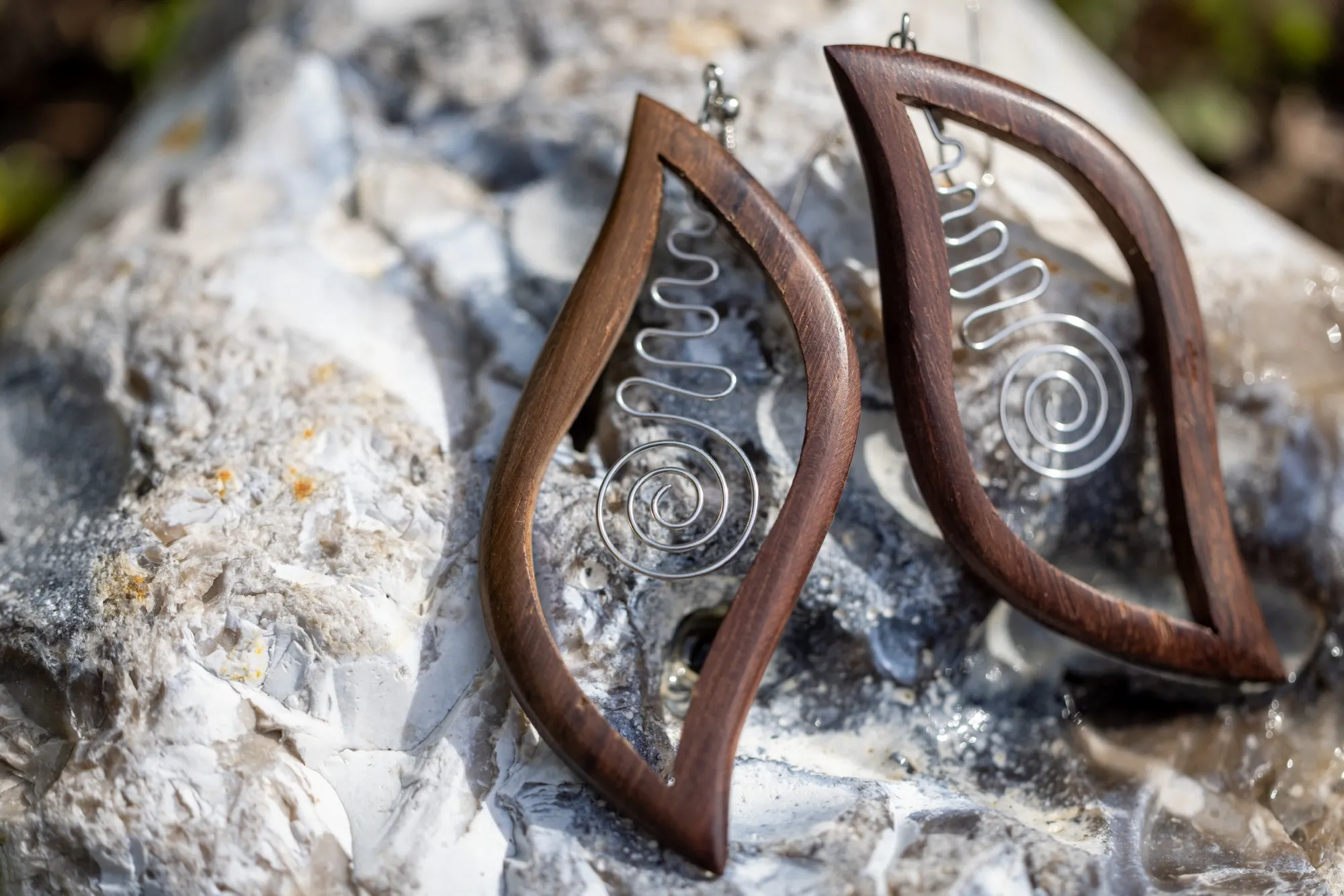 Ohrhänger 'Flammenspirale', Suarholz