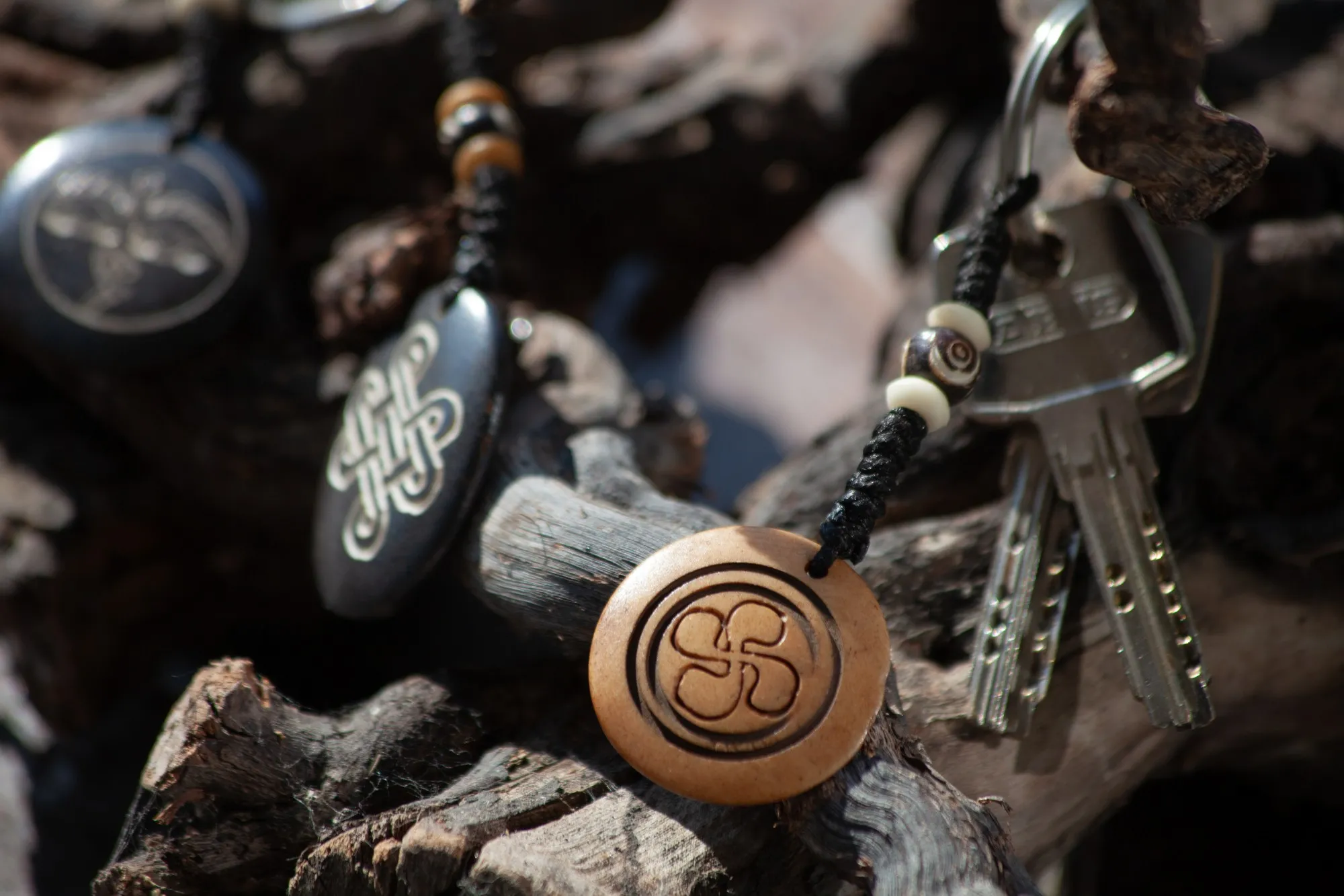 Schlüsselanhänger aus Büffelknochen, 12 verschiedene Motive, T 7 cm, B 3 cm