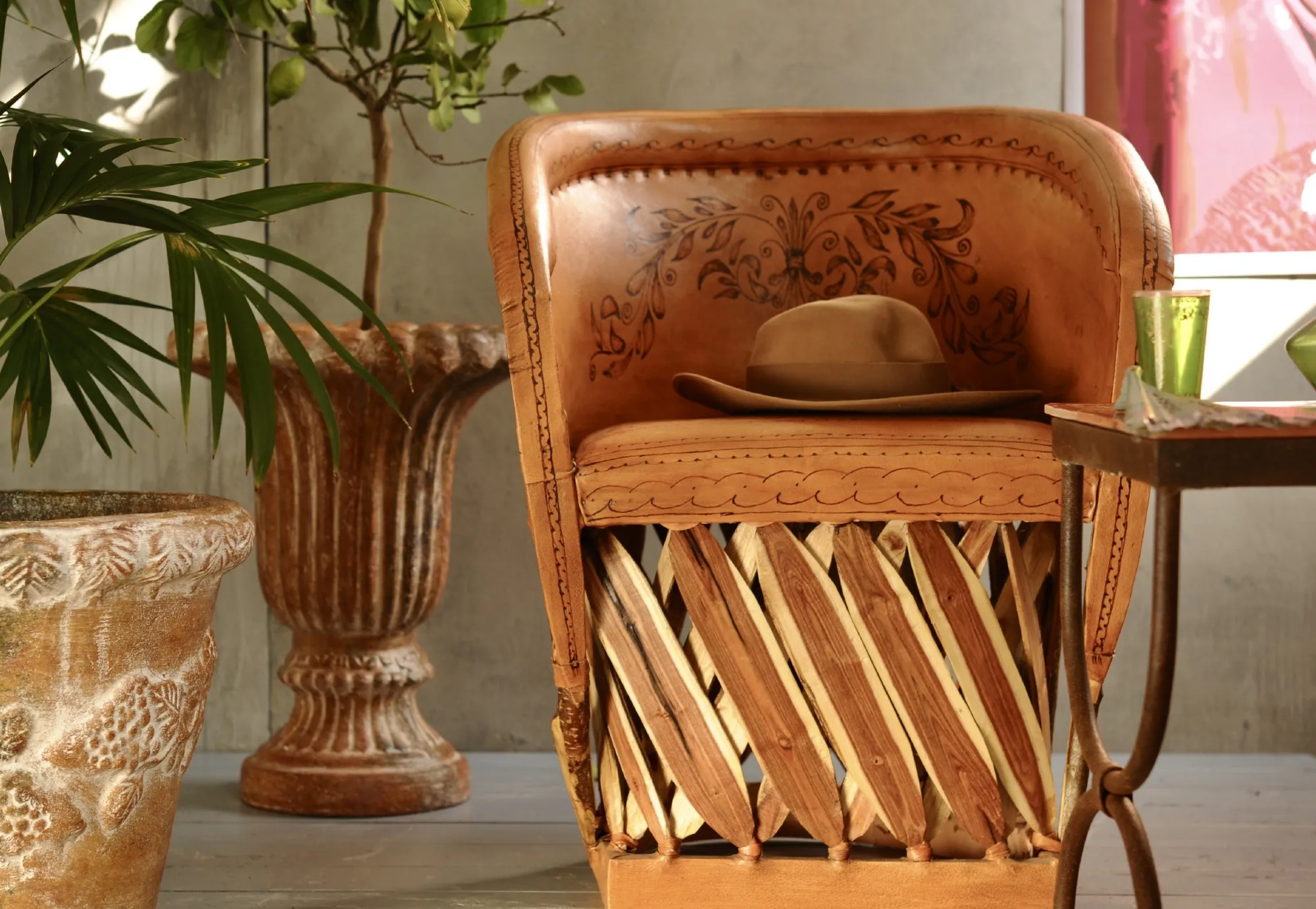 Ledersessel 'Equipales' mit Holzelementen und floralem Muster, braun, B 65 cm, H 80 cm, L 55 cm