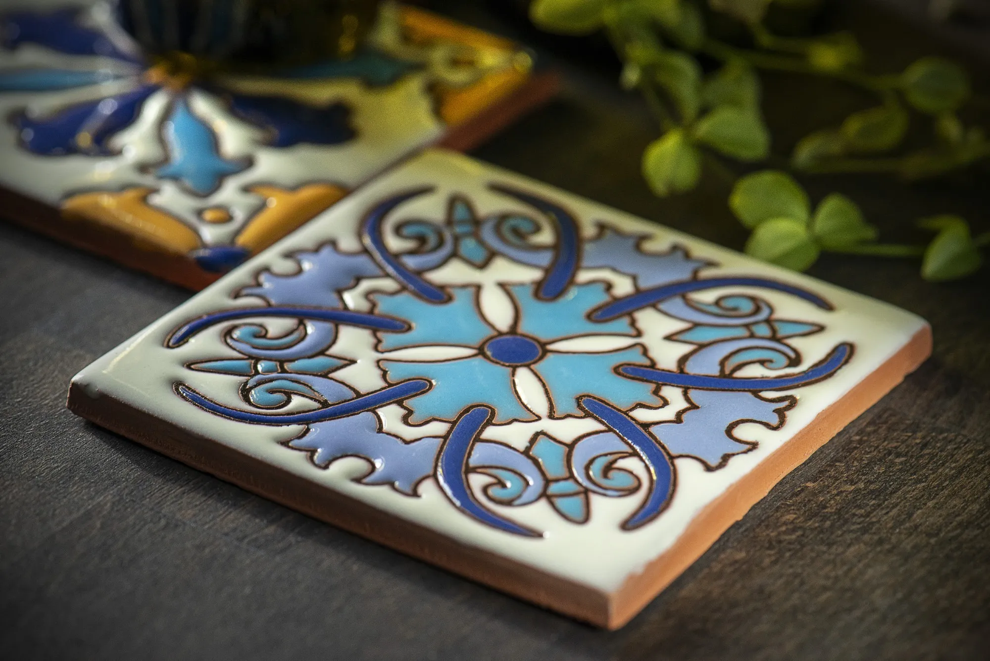 Reliefkachel 'Flor', weiß, blau, T 10 cm, B 10 cm, H 0,5 cm