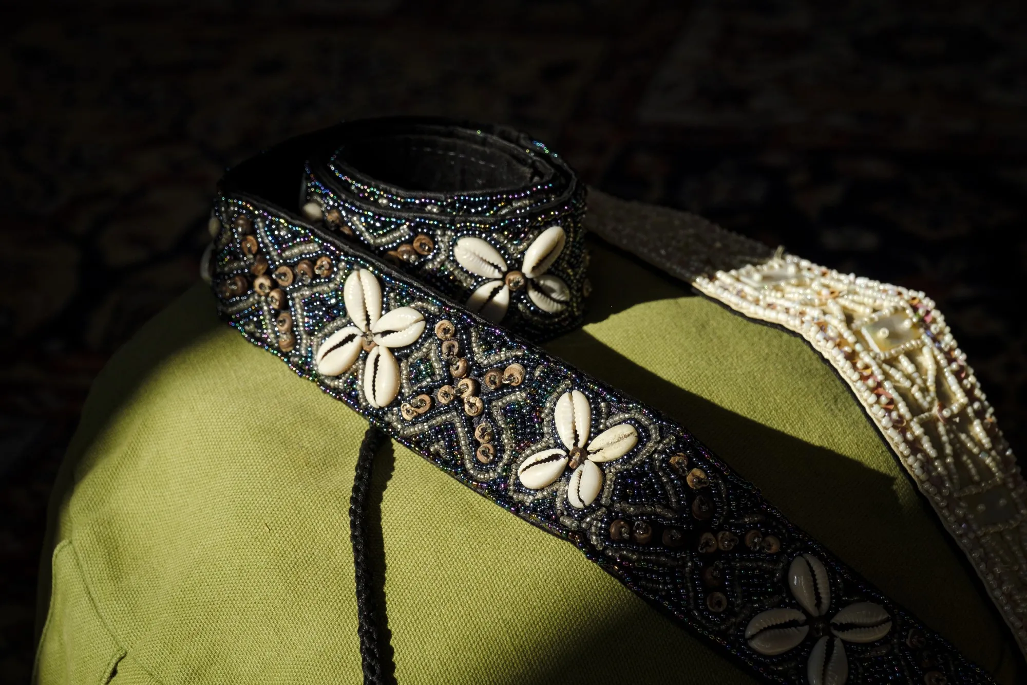 Schmuckgürtel mit Muscheln und Perlen, grau, blau, L 85 cm, B 5 cm