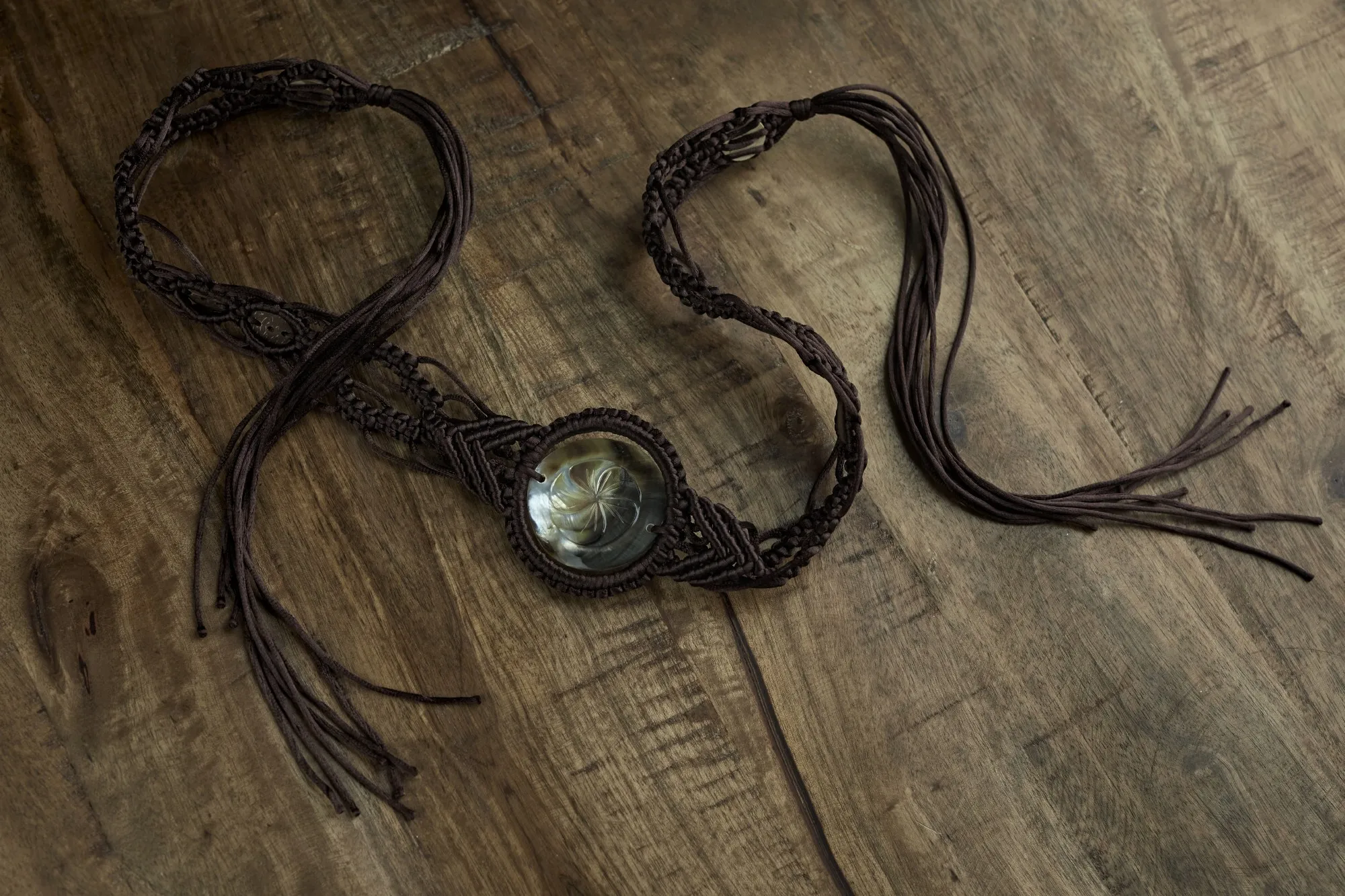 Schmuckgürtel 'Blume' mit Perlmutt-Amulett, braun, L 85 cm, B 5 cm