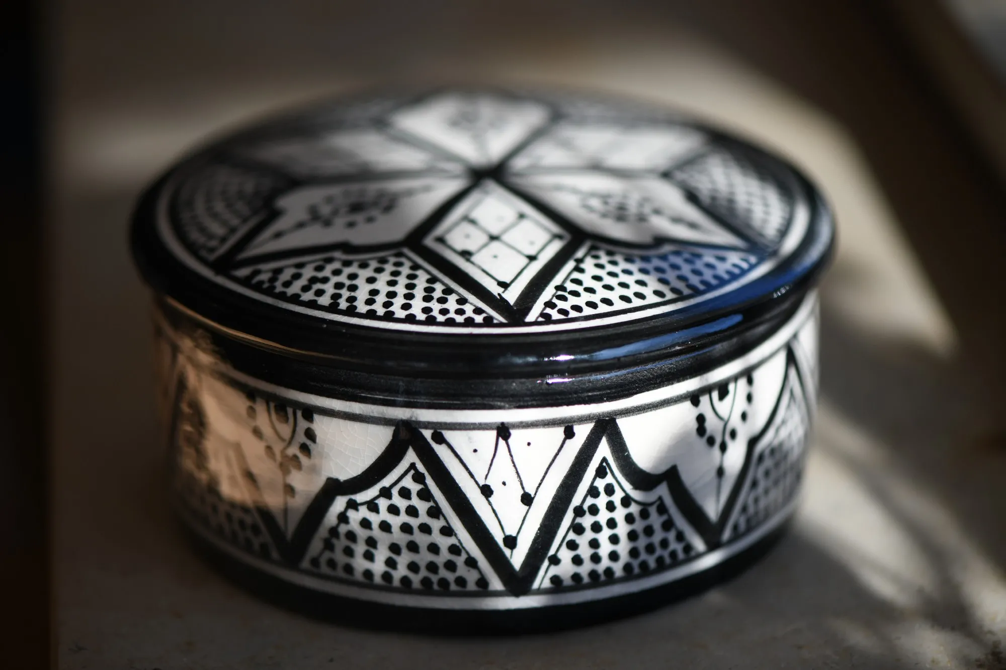 Zierbehälter flach, weiß, schwarz, Ø 12 cm, H 5 cm