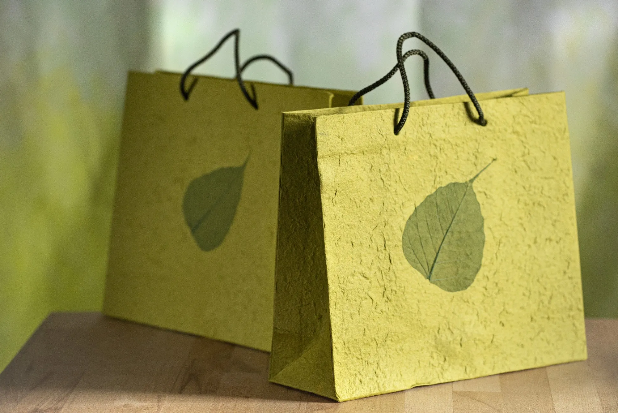 Tasche 'Bodhi-Blatt', oliv mit natürlichem Blatt, B 30 cm, H 25 cm, T 10 cm