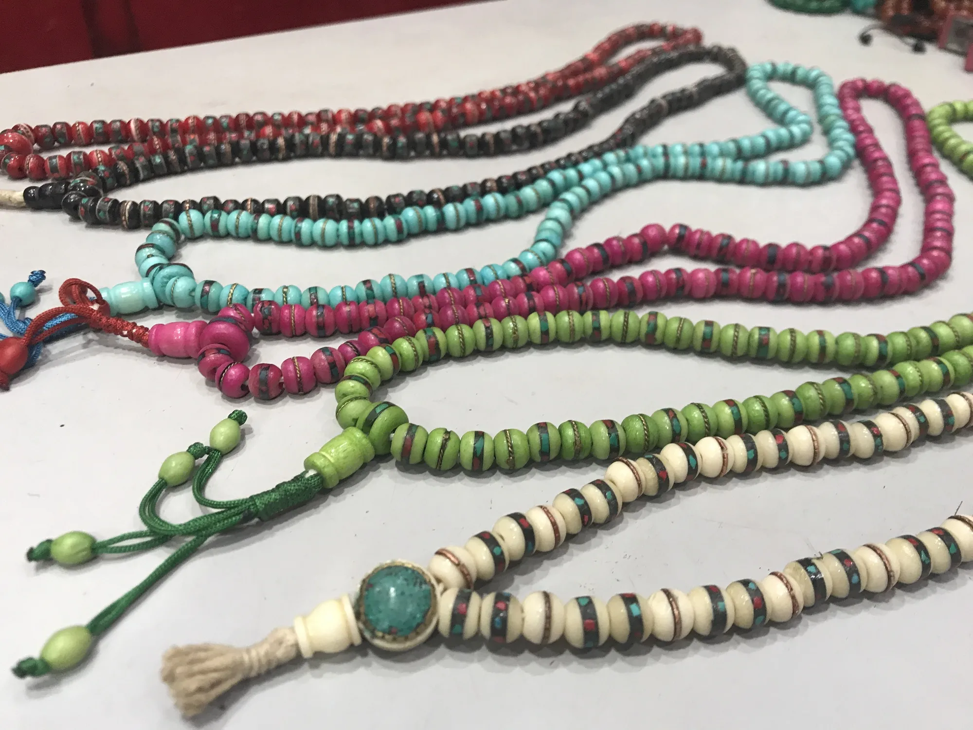 Mala-Kette aus Büffelknochen, 6 verschiedene Farben, L 34 cm