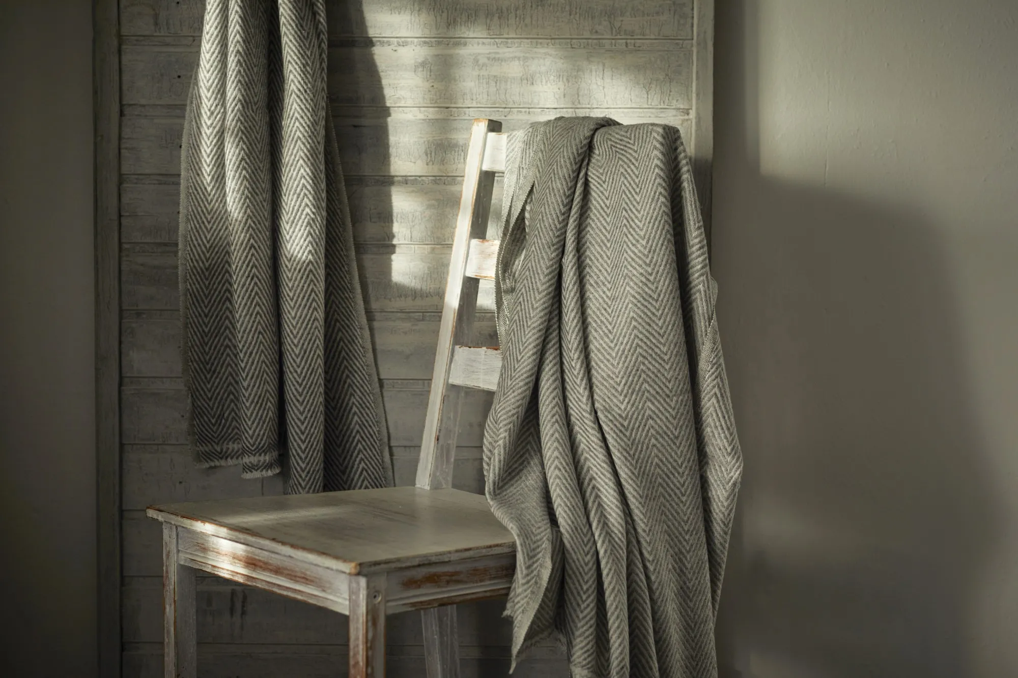 Wollstola 'Urda', dunkelgrau-weiß, L 200 cm, B 70 cm