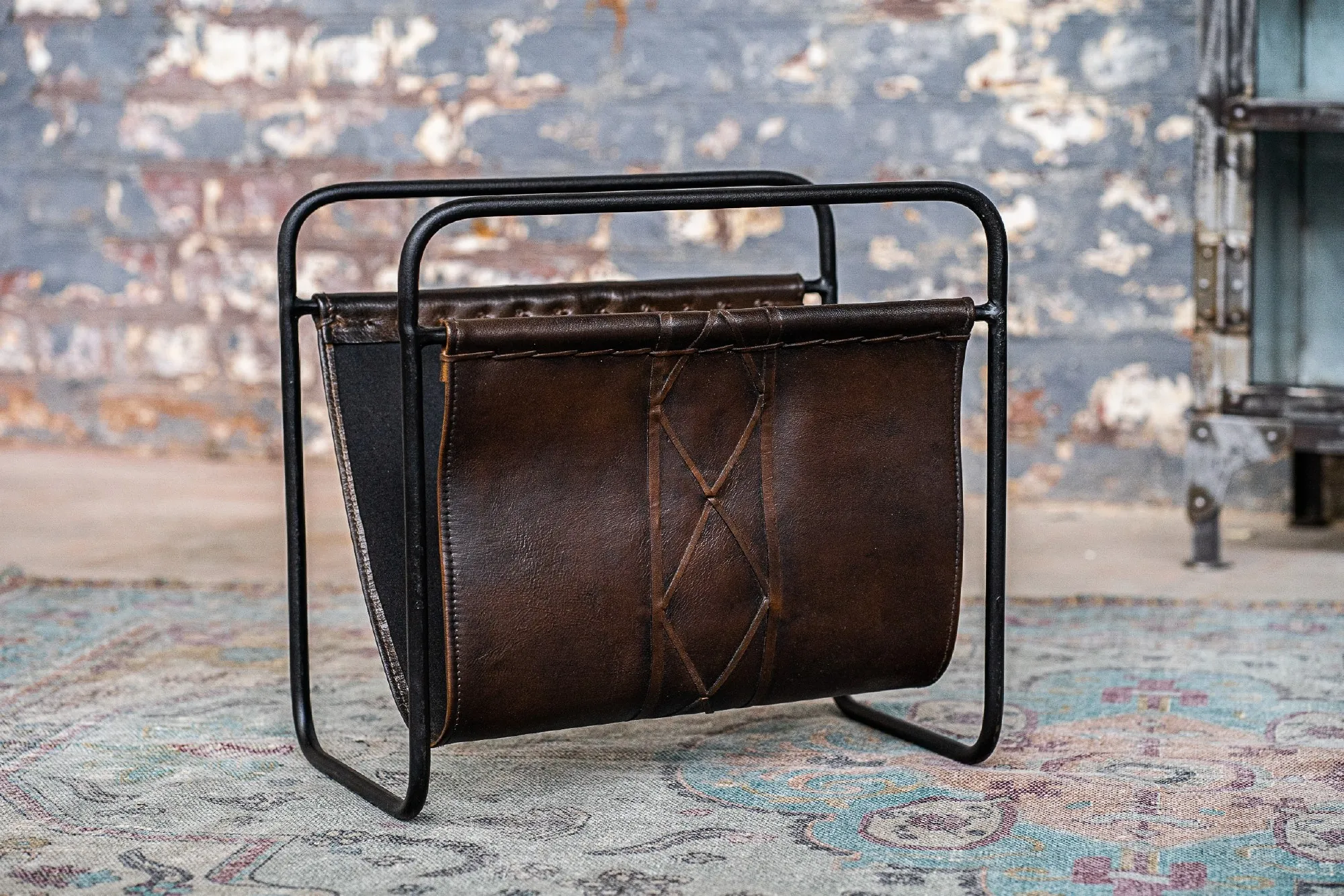 Zeitungsständer 'Diario', Leder und Eisen, B 39 cm, L 24 cm, H 38 cm