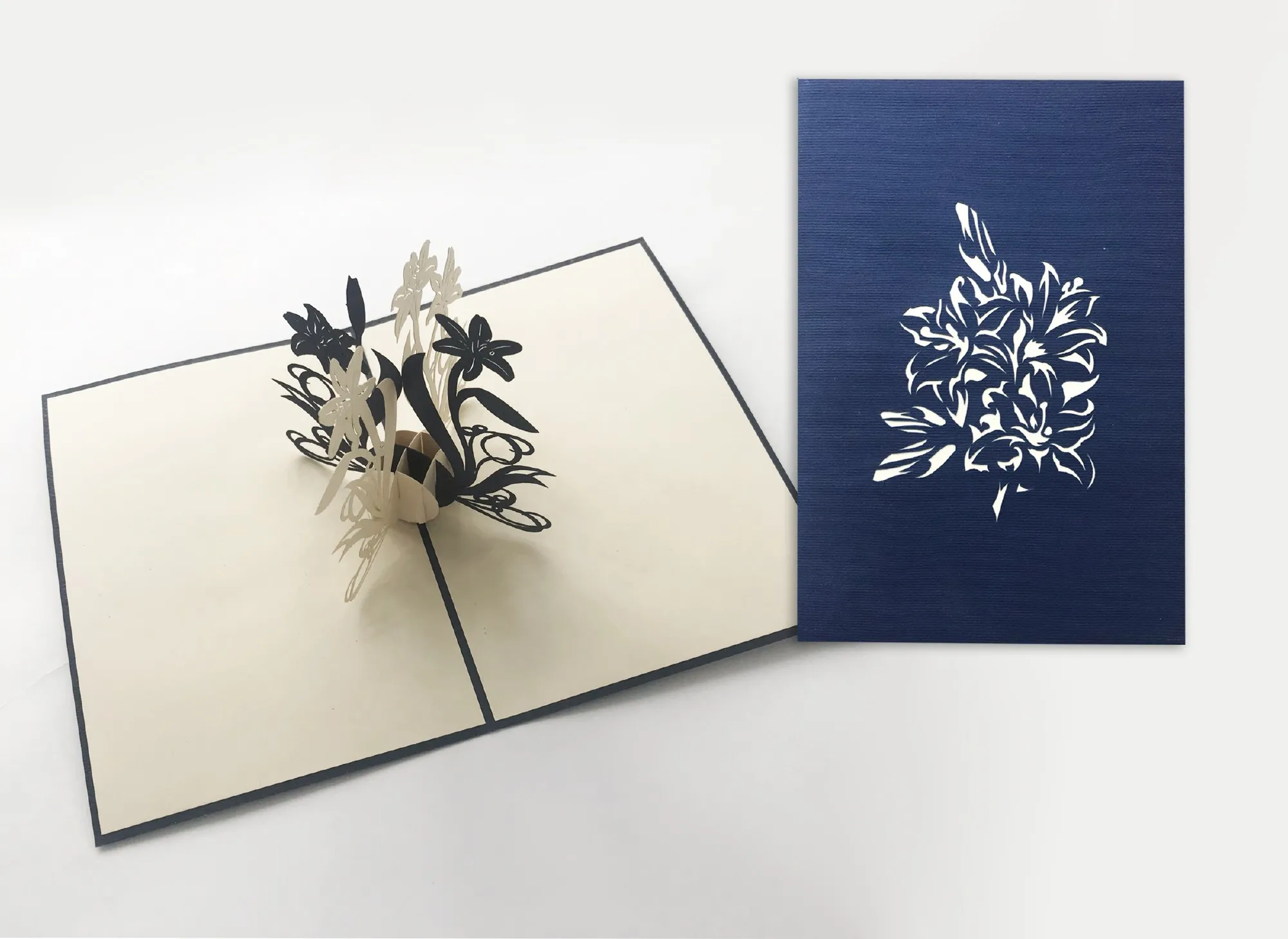 Pop-Up Karte 'Lilien', blau, weiß, L 18 cm, B 13 cm