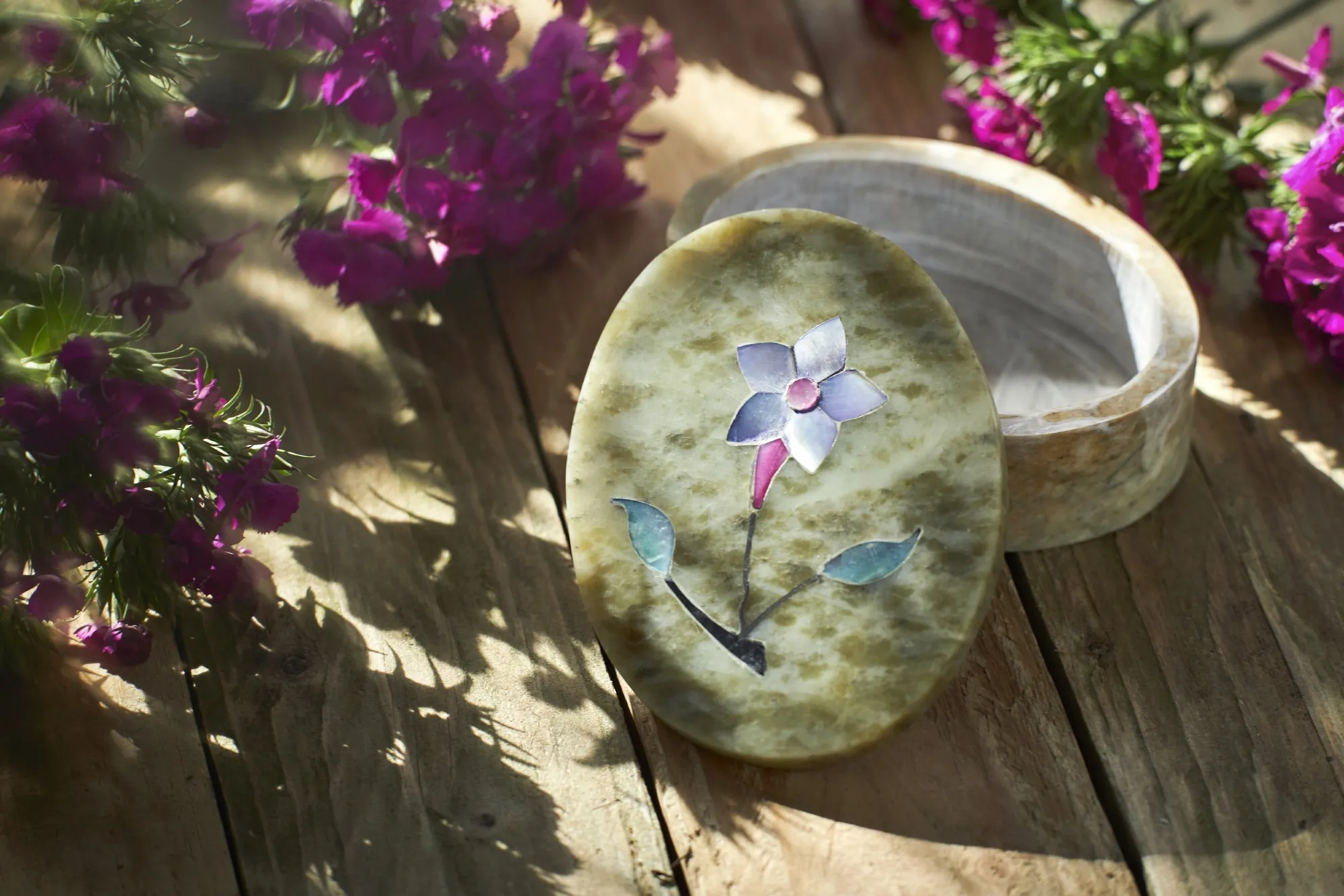 Box Marmor oval 'Blume', T 8 cm, B 10 cm, H 3,2 cm