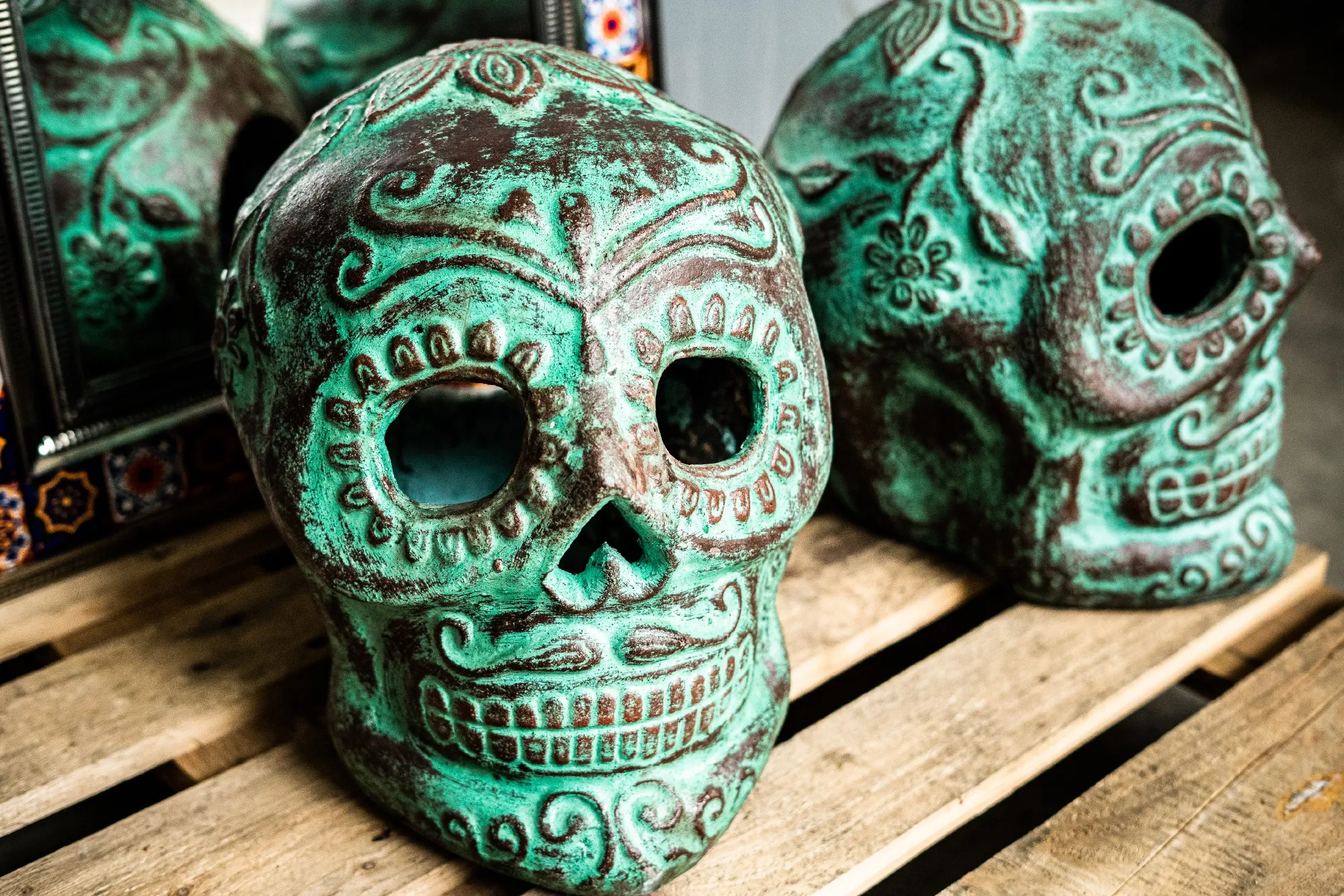 Totenkopf aus Terrakotta, braun, grün, T 40 cm, B 33 cm, H 40 cm