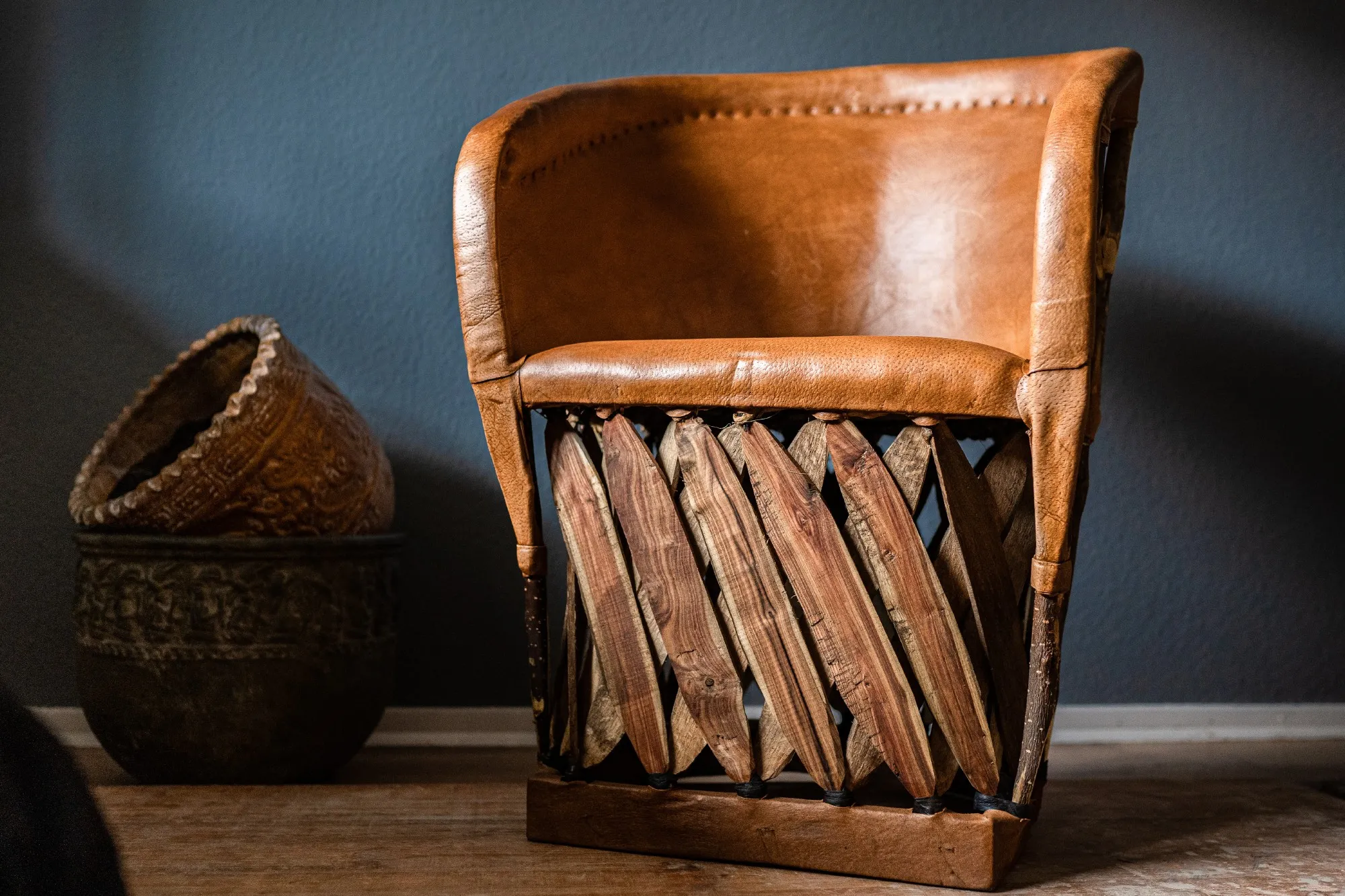 Ledersessel 'Equipales' mit Holzelementen, braun, B 50 cm, H 89 cm, L 45 cm