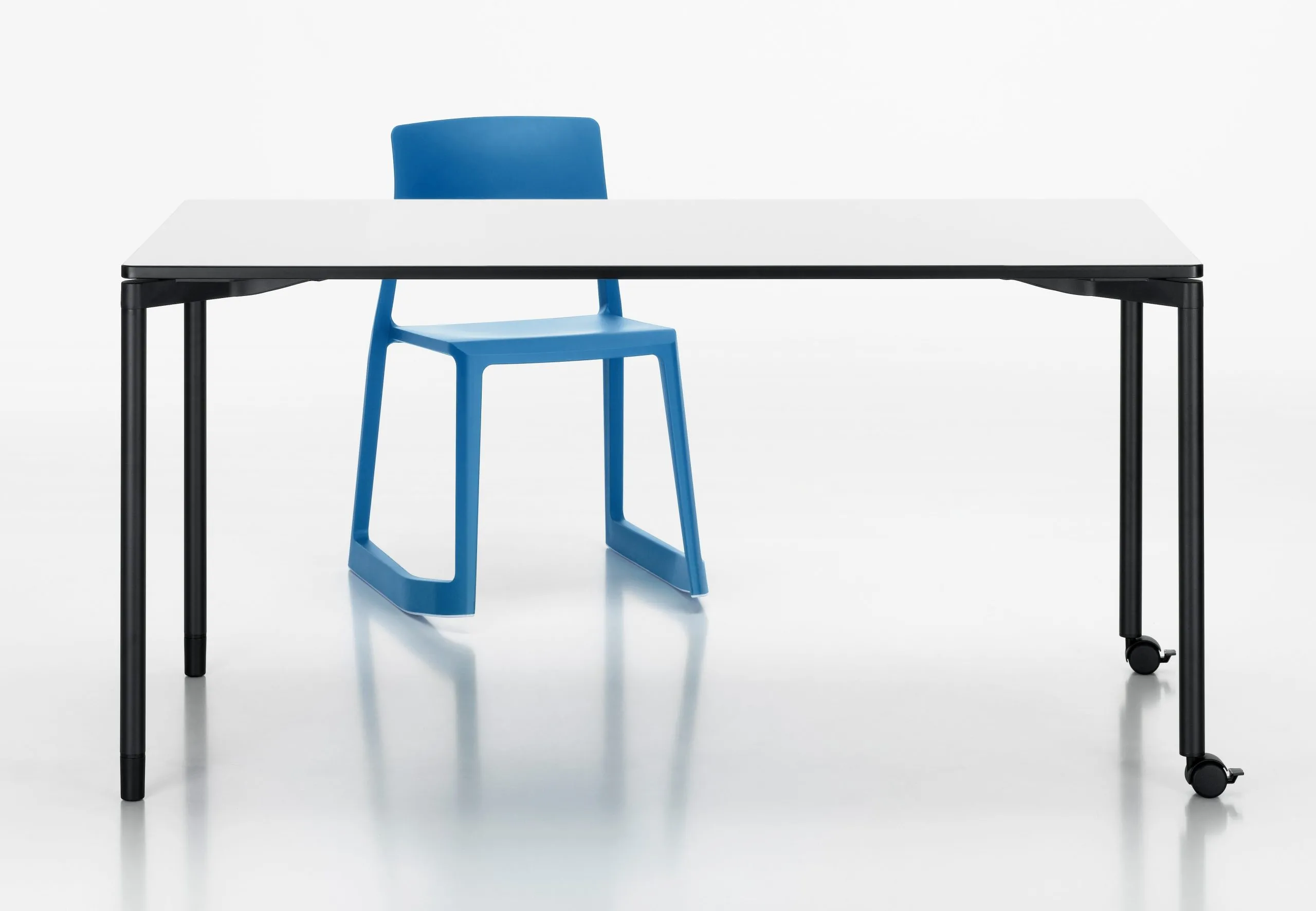 Vitra Map Table, stapelbarer Tisch in unterschiedlichen Formen