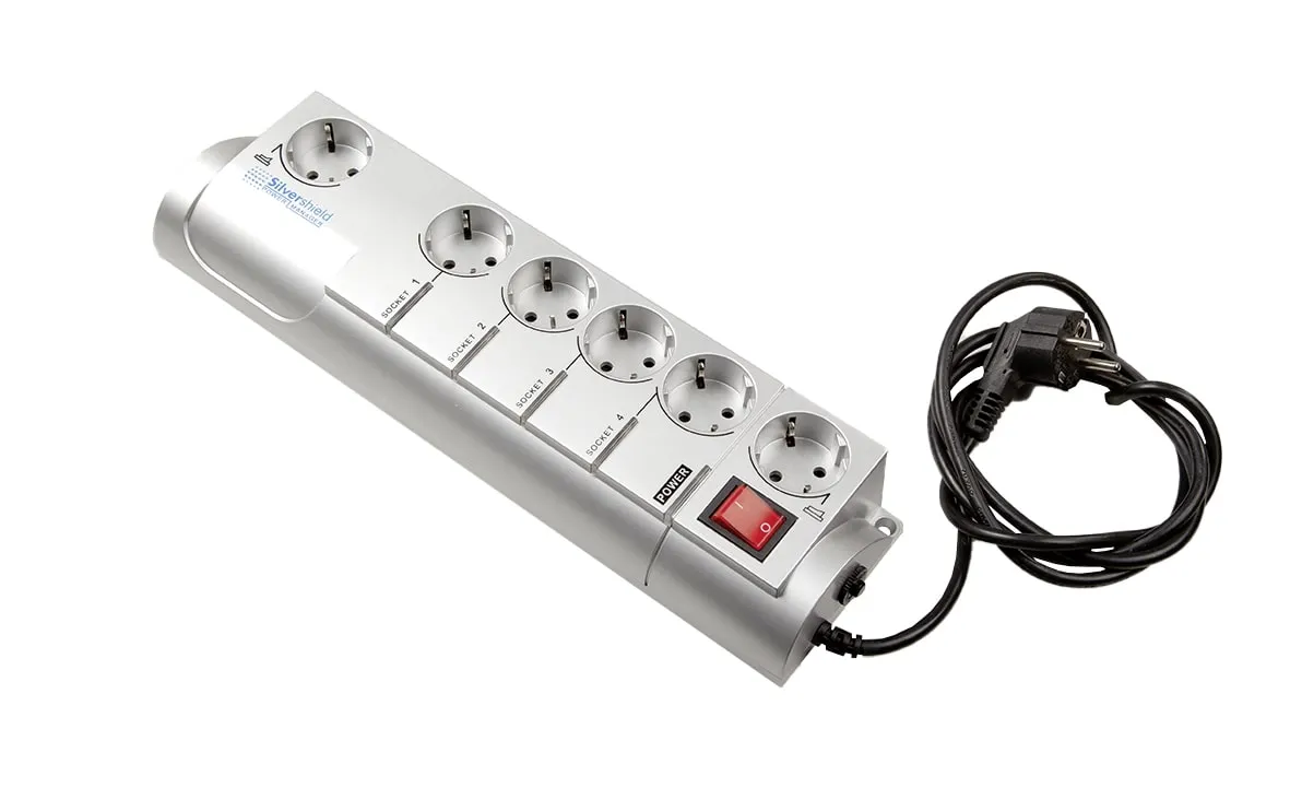 Programmierbare Steckdosenleiste mit USB-Schnittstelle